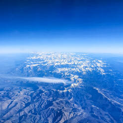 Luftaufnahme von Bergen mit blauem Himmel - CMF00899