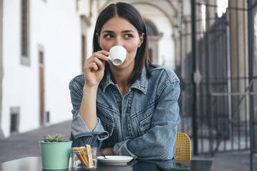 Glückliche Frau trinkt Kaffee im Café - JSRF02539