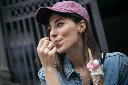 Nachdenkliche Frau isst Eiscreme - JSRF02551