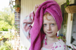 Mädchen mit Handtuch um den Kopf gewickelt auf dem Balkon - IHF01435