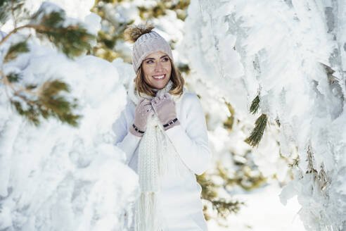 Glückliche Frau genießt den Winterschnee - JSMF02793