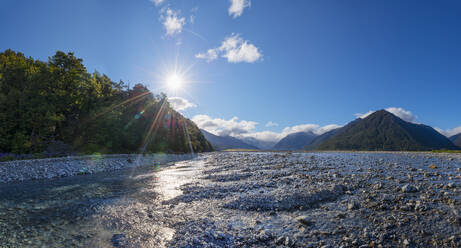 Neuseeland, Südinsel Neuseeland, Sonnenschein über dem Waimakariri-Fluss im Arthurs Pass National Park - RUEF04087