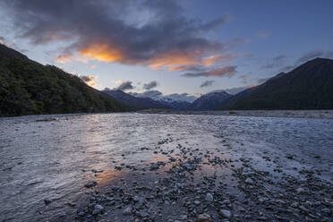 Neuseeland, Südinsel Neuseeland, Waimakariri River im Arthurs Pass National Park in der Abenddämmerung - RUEF04088