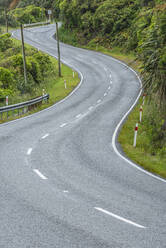 Neuseeland, Südinsel Neuseeland, Leere Strecke des State Highway 6 - RUEF04090