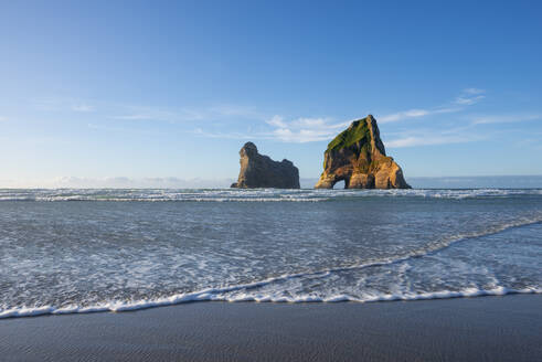 Neuseeland, Südinsel Neuseeland, Puponga, Wharariki Beach mit Archway Islands im Hintergrund - RUEF04095