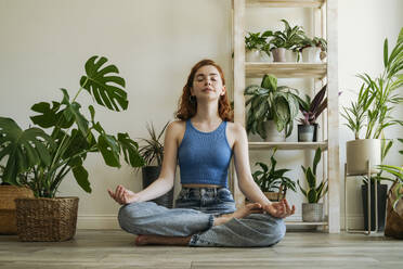 Junge Frau übt zu Hause Meditation - OSF01805