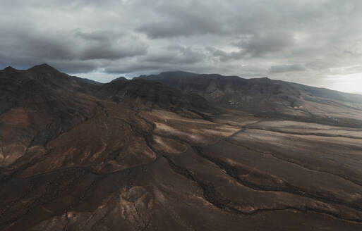 Vulkanische Landschaft mit bewölktem Himmel auf Fuerteventura - RSGF00939