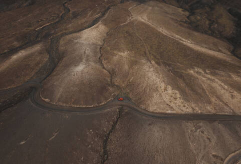 Kurvenreiche Straße in vulkanischer Landschaft auf Fuerteventura - RSGF00941