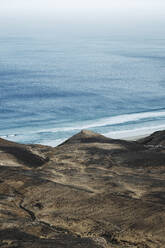 Vulkanische Landschaft vor dem Meer auf Fuerteventura - RSGF00945