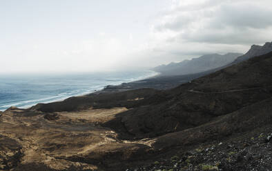 Dramatische Landschaft vor dem Meer auf Fuerteventura - RSGF00946