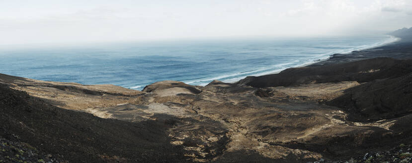 Die Insel Fuerteventura mit Vulkanlandschaft und Meer - RSGF00947