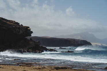 Vulkanische Klippen am Meer auf Fuerteventura - RSGF00948