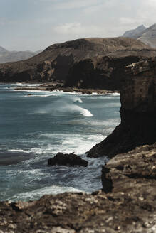 Schöne vulkanische Klippen am Meer auf Fuerteventura - RSGF00949