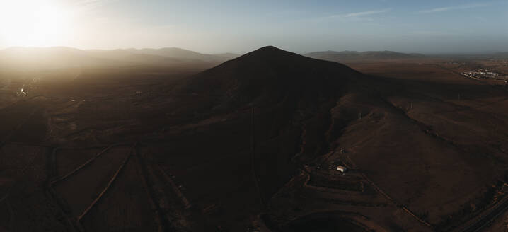 Vulkanlandschaft mit Sonnenuntergangshimmel auf Fuerteventura - RSGF00950