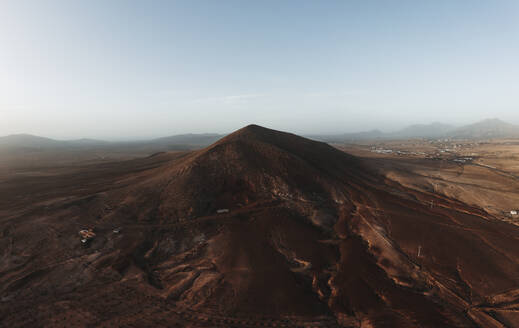 Vulkanische Bergspitze vor dem Himmel auf Fuerteventura - RSGF00953