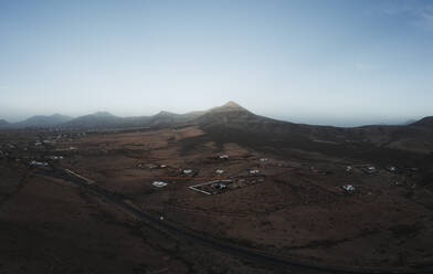 Vulkanische Landschaft vor dem Himmel auf den Kanarischen Inseln - RSGF00954