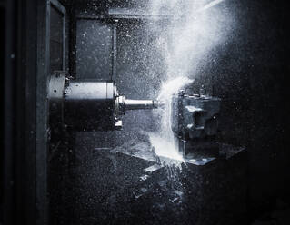 Automatisierte CNC-Maschine zum Schneiden von Metall in einer Fabrik - CVF02463