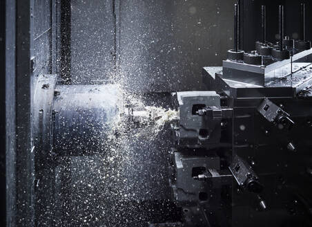 Automatische CNC-Maschine zum Schneiden von Metall in der Fabrik - CVF02465