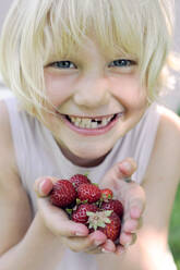 Smiling girl holding fresh strawberries - GISF00966