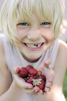 Lächelndes Mädchen mit frischen Erdbeeren - GISF00966