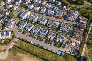 Deutschland, Baden-Württemberg, Waiblingen, Luftaufnahme eines modernen Neubaugebiets - WDF07316