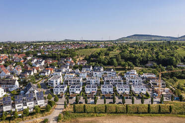 Deutschland, Baden-Württemberg, Waiblingen, Luftaufnahme eines modernen Neubaugebiets - WDF07319