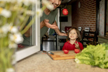 Vater spielt mit Tomate bei Sohn zu Hause - ANAF01641