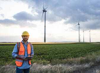 Ingenieur mit Tablet-PC in einem Windpark - UUF29281