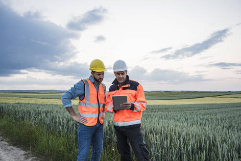 Ingenieure nutzen Tablet-PCs für Diskussionen vor Ort - UUF29318