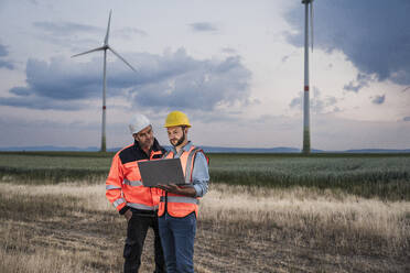 Ingenieure arbeiten am Laptop im Windpark - UUF29324