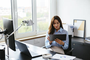 Geschäftsfrau mit Tablet-PC am Schreibtisch im Büro - EBSF03643