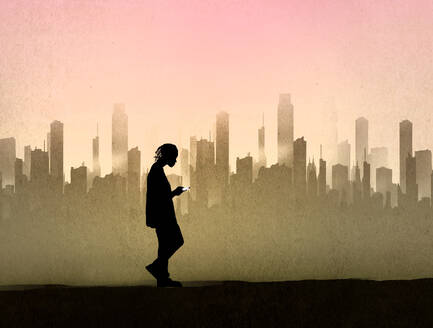 Silhouette eines Teenagers, der in der Abenddämmerung gegen die Skyline der Stadt läuft - GWAF00217