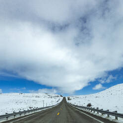 USA, Idaho, Sun Valley, Highway through snow-covered landscape - TETF02014