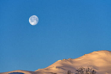USA, Idaho, Sun Valley, Full moon over snow-covered hills - TETF02016