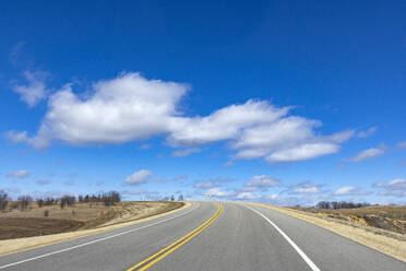 USA, Wisconsin, Madison, Empty highway with blue sky and clouds - TETF02019