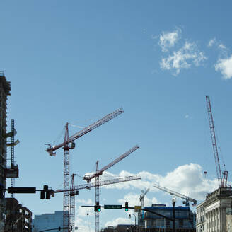 USA, Tennessee, Nashville, Construction cranes against blue sky - TETF02058