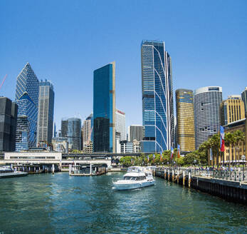 Australia, NSW, Sydney, Boat in harbour and modern waterfront architecture - TETF02087