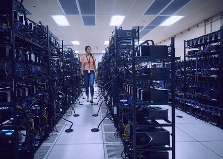 Female technician working in server room - TETF02115