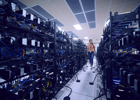 Female technician working in server room - TETF02116