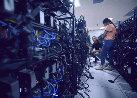 Technicians working in server room - TETF02118