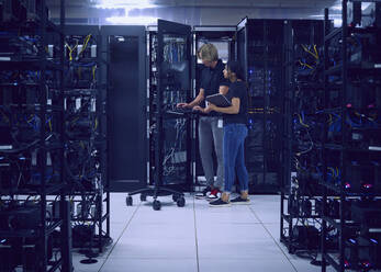Technicians working in server room - TETF02130
