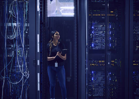 Female technician working in server room - TETF02134