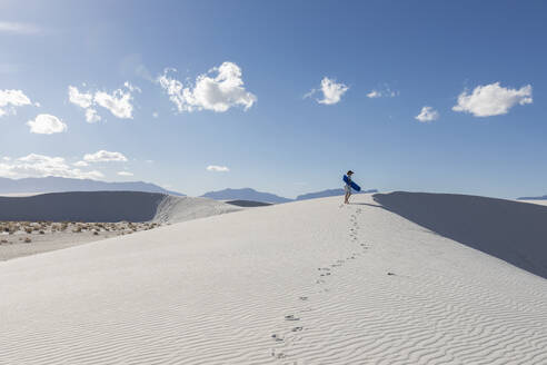 United States, New Mexico, White Sands National Park, Boy (10-11) with sled in desert - TETF02186