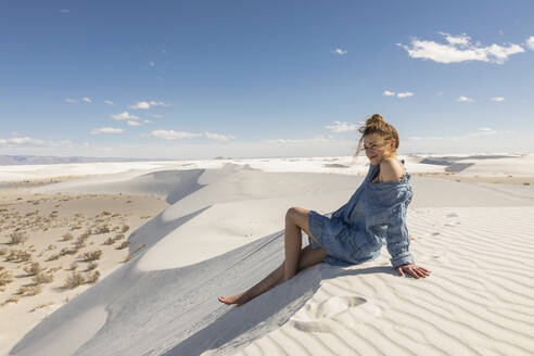 United States, New Mexico, White Sands National Park, Teenage girl sitting on sand - TETF02192