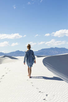 United States, New Mexico, White Sands National Park, Teenage girl walking - TETF02193