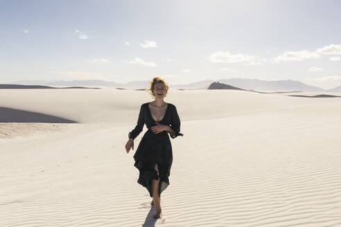 United States, New Mexico, White Sands National Park, Smiling teenage girl - TETF02196