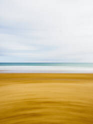 Australia, Queensland, Blurred image of sand beach and sea - TETF02213