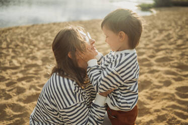 Mutter und Sohn verbringen ihre Freizeit am Strand - ANAF01693