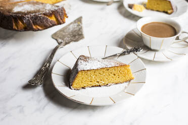 Ein Stück glutenfreier Orangenkuchen und eine Tasse Kaffee - SBDF04624