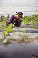 Junger Bauer bei der Arbeit auf dem Bauernhof - IKF00927